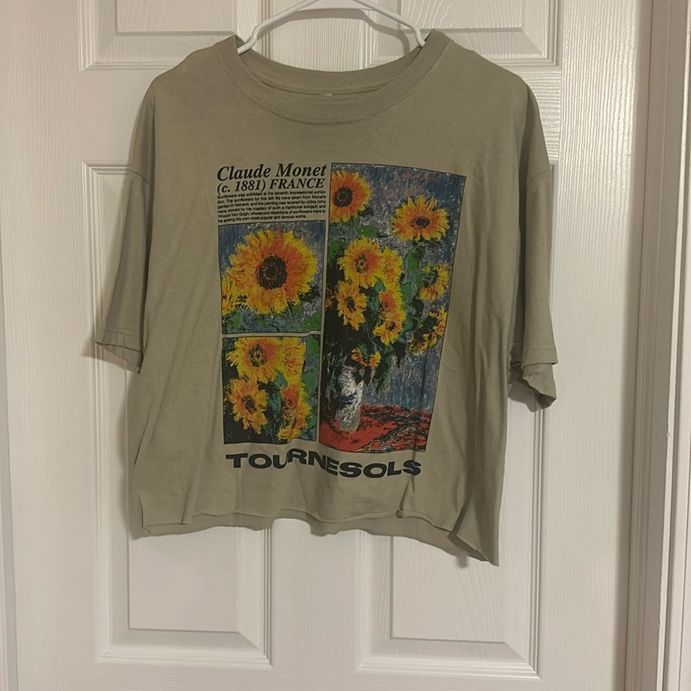 Short sleeved tee.